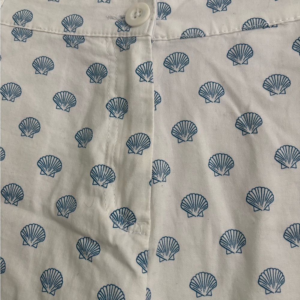 ❤️2/$15 or 3/$21❤️NWT Caribbean Joe White Shorts with Blue Shell Print, Size 8 - Picture 3 of 8